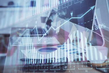 Finansal grafik renkli çizimler ve arka planda bilgisayar olan tablolar. Çoklu maruz kalma. Uluslararası pazarlar kavramı.