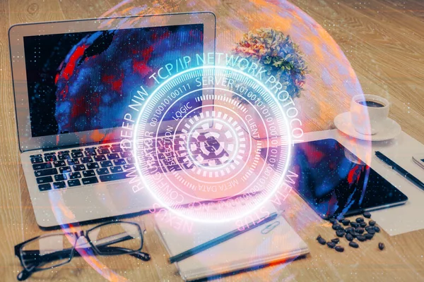 Computer på skrivebordet i kontor med teknologi tema hologram. Dobbelt eksponering. Teknisk koncept. - Stock-foto