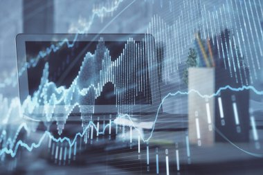 Masası ve kişisel bilgisayarı olan borsa grafiği. Çifte maruziyet. Mali analiz kavramı.