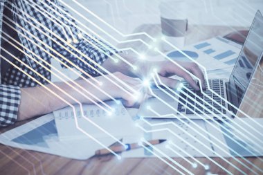 Teknoloji temalı dizüstü bilgisayarla çalışan bir iş adamı. Büyük veri kavramı. Çift pozlama.