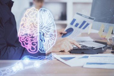 Bilgisayar geçmişi ve beyin temalı hologramı olan bir adam. Beyin fırtınası kavramı. Çift pozlama.