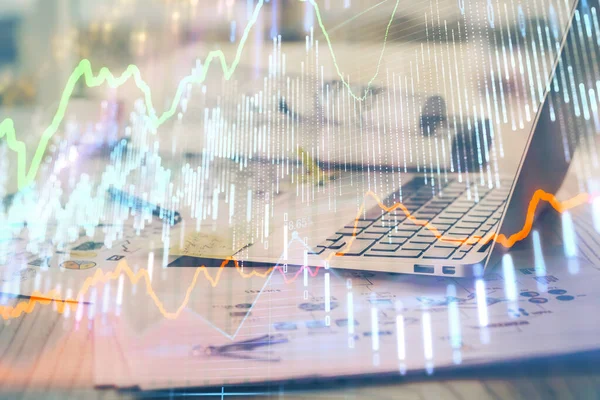 Holograma gráfico do mercado de ações desenhado em fundo de computador pessoal. Dupla exposição. Conceito de investimento. — Fotografia de Stock