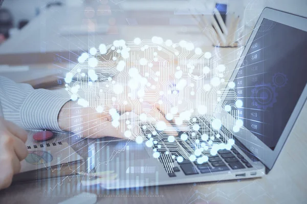 Homem digitando no fundo do teclado com holograma cerebral. Conceito de Big Data. Dupla exposição. — Fotografia de Stock