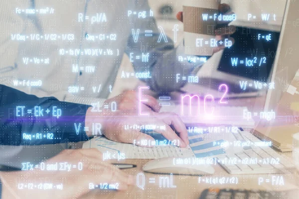 Hologramm der Wissenschaftsformel mit Menschen, die am Computer im Hintergrund arbeiten. Bildungskonzept. Doppelbelastung. — Stockfoto