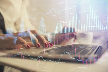 Bilgisayarda ve finansal grafik hologramında yazı yazan kadın ellerine çoklu maruz kalma. Borsa analizi kavramı.