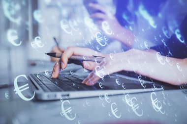 Bilgisayarda ve finansal grafik hologramında yazı yazan kadın ellerine çoklu maruz kalma. Borsa analizi kavramı.