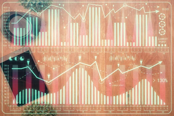 Multi exponering av finansiella diagram hologram över skrivbordet med telefon. Högst upp. Begreppet mobil handelsplattform. — Stockfoto