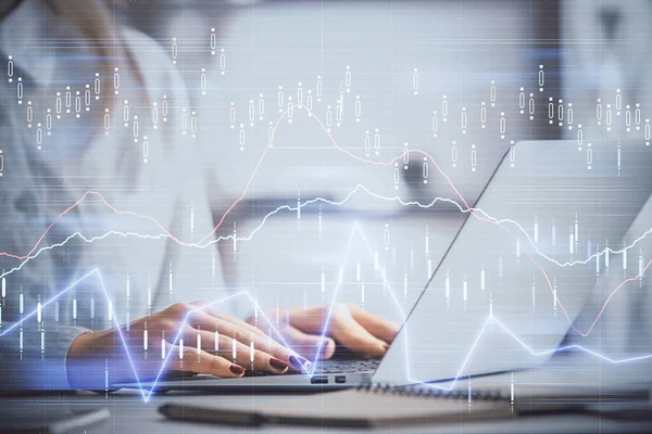 Doppelbelichtung von Frauenhänden, die an Computer- und Forex-Graphen-Hologrammzeichnung arbeiten. Finanzanalysekonzept. — Stockfoto