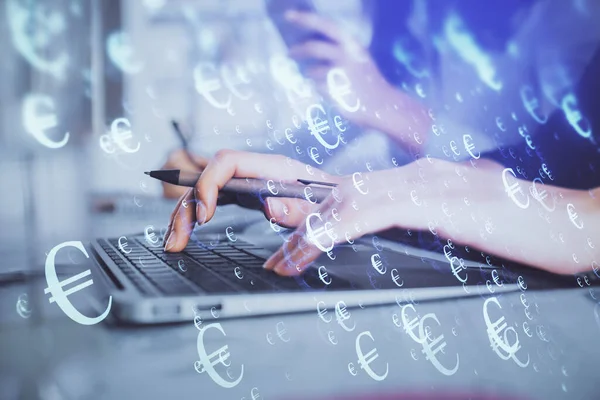 Multi exposición de las manos de la mujer escribiendo en el dibujo del holograma de la computadora y del gráfico financiero. Concepto de análisis bursátil. — Foto de Stock