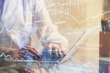 Bilgisayarda ve ön x grafik hologram çiziminde kadın eli yazarken çift pozlama. Borsa yatırım kavramı.