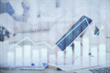 Erkeklerin el ele tutuşup dijital bir cihaz ve ön grafik çizimi kullanırken çift pozlama. Finansal piyasa kavramı.