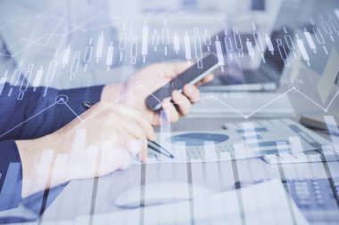 Erkeklerin el ele tutuşup dijital bir cihaz ve ön grafik çizimi kullanırken çift pozlama. Finansal piyasa kavramı.