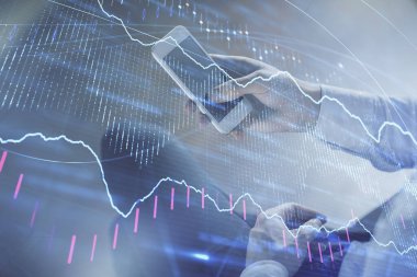 Erkeklerin el ele tutuşup dijital bir cihaz ve ön grafik çizimi kullanırken çift pozlama. Finansal piyasa kavramı.