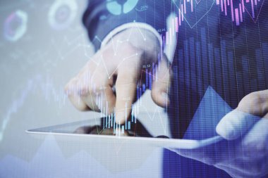 Bir adamın el ele tutuşup, telefon ve finansal çizim kullanırken birden fazla pozlama. Pazar analizi kavramı.