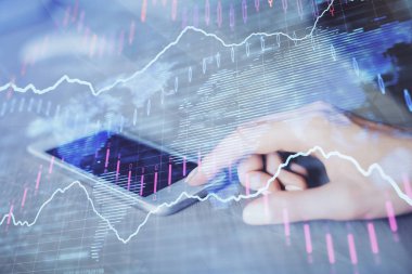 Ön x çizelgesine çift pozlama, hologram çizimi ve cep telefonu kullanan bir kadın. Finansal piyasa kavramı.