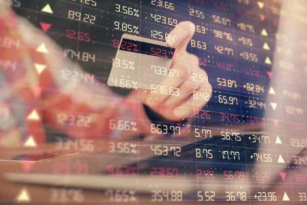 Ellerinde kredi kartı ve forex çizimi olan bir adamın çift pozu. İnternet E-ticaret kavramında hisse senedi ve dijital fintech.