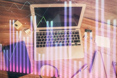 Bilgisayarla birlikte çok sayıda finansal şema çizimi. Araştırma ve analiz kavramı. Üst görünüm.