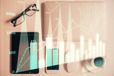 Masaüstü üzerinde telefonla finansal haritaya çoklu maruz kalma. Üst Manzara. Mobil ticaret platformu kavramı.