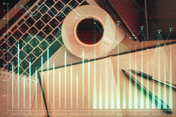 Börsendiagramm und Computer von oben auf dem Tischhintergrund. Doppelbelichtung. Konzept der Finanzanalyse. — Stockfoto