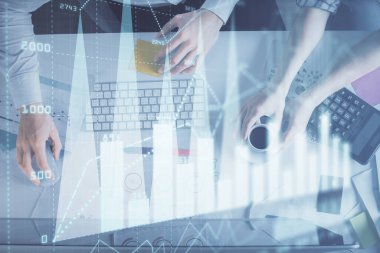 Birlikte çalışan kadın ve erkeğin çifte pozu ve finansal grafik hologramı çizimi. Pazar analizi konsepti. Bilgisayar arkaplanı. Üst Görünüm.