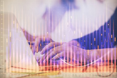 Bilgisayarda ve finansal grafik hologramında yazı yazan kadın ellerine çoklu maruz kalma. Borsa analizi kavramı.