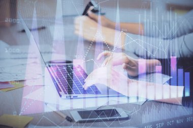 Bilgisayarda ve finansal grafik hologramında yazı yazan kadın ellerine çok maruz kalmış. Borsa analizi kavramı.