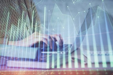 Bilgisayarda ve ön x grafik hologram çiziminde kadın eli yazarken çift pozlama. Borsa analizi kavramı.