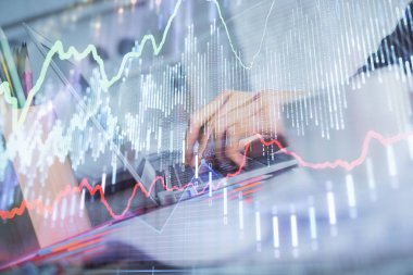 Bilgisayarda ve ön x grafik hologram çiziminde kadın eli yazarken çift pozlama. Borsa yatırım kavramı.