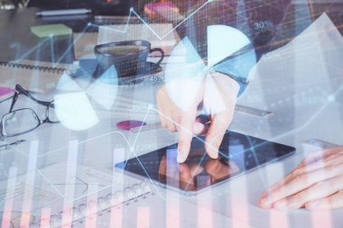 Erkeklerin el ele tutuşup dijital bir cihaz ve ön grafik çizimi kullanırken çift pozlama. Finansal piyasa kavramı.