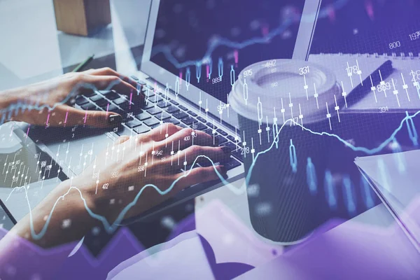 Dubbel exponering av kvinnliga händer skriva på dator och forex diagram hologram ritning. Begreppet aktiemarknad. — Stockfoto