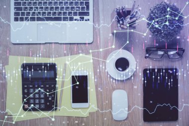 Masaüstünde telefonlu ön x grafik hologramına çift pozlama. Üst Manzara. Mobil ticaret platformu kavramı.