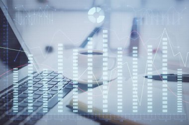 Finans şeması çizimine ve masaüstüne kahve ve masa arkasında eşyalar ile çifte pozlama. Önx piyasa ticareti kavramı