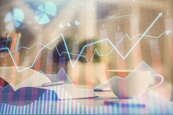 Önx grafik çizimi ve masaüstü ile kahve ve masa arkasındaki öğelerin çoklu pozlandırılması. Finansal piyasa ticareti kavramı