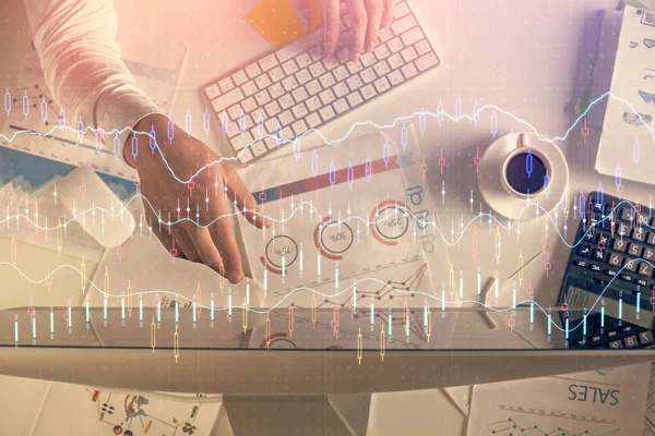 Multi exposición de manos mans tecleando sobre el teclado de la computadora y el dibujo del holograma gráfico forex. Vista superior. Concepto de mercados financieros. —  Fotos de Stock