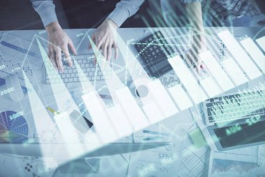 Birlikte çalışan kadın ve erkeğin çifte pozu ve finansal grafik hologramı çizimi. Pazar analizi konsepti. Bilgisayar arkaplanı. Üst Görünüm.