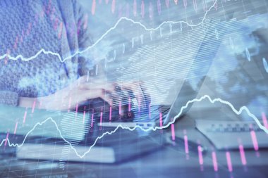 Bilgisayarda ve ön x grafik hologram çiziminde kadın eli yazarken çift pozlama. Borsa analizi kavramı.