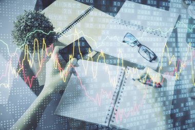 İnternetten alışveriş yapan kadının elinde kredi kartı ve mali grafik çizimi var. Borsa E-ticaret kavramı.