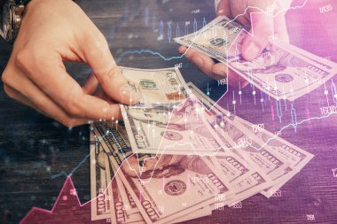 Finansal grafiğe çoklu pozlama hologram, Amerikan dolarları ve insan eli. Analiz kavramı.