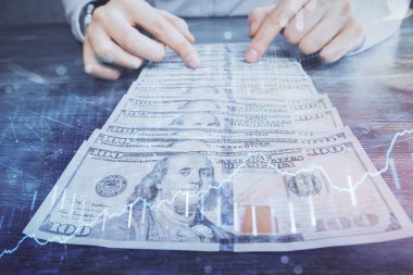 Forx grafiği, hologram, Amerikan dolarları ve insan eli çizimleri. Teknik Analiz kavramı.