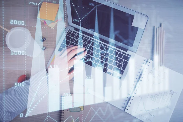 Doble exposición de manos mans tecleando sobre el teclado de la computadora y el dibujo del holograma gráfico forex. Vista superior. Concepto de mercados financieros. — Foto de Stock