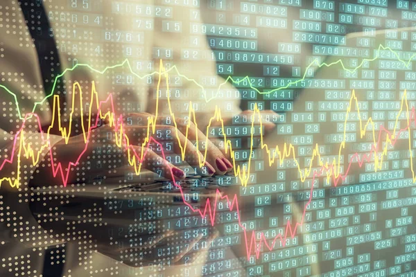 컴퓨터와 금융 그래프에 손 글씨를 쓰는 사업가의 이중 노출. 증권 시장 분석 개념. — 스톡 사진