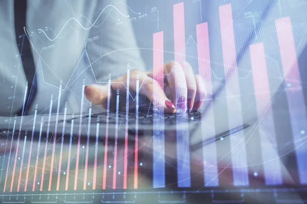 Doble exposición de las manos de la mujer de negocios escribiendo en el dibujo del holograma de la computadora y del gráfico financiero. Concepto de análisis bursátil. —  Fotos de Stock