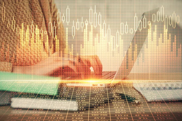 妇女双手在计算机上打字和绘制外汇海图的双重曝光。股票市场分析概念. — 图库照片