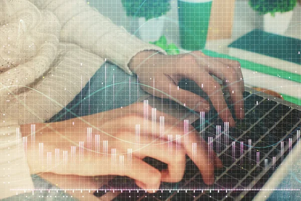 Bilgisayarda ve ön x grafik hologram çiziminde kadın eli yazarken çift pozlama. Borsa yatırım kavramı. — Stok fotoğraf