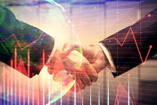 Двойное воздействие форекс-голограммы и рукопожатие двух мужчин. Концепция фондового рынка. — стоковое фото