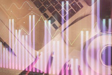 Bilgisayarla arka plan üzerine iki kat mali şema çizimi. Araştırma ve analiz kavramı. Üst görünüm.