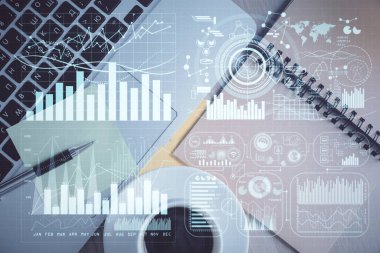 Borsa grafiği ve masa arkasındaki en üst görünüm bilgisayarı. Çifte maruziyet. Finansal eğitim kavramı.