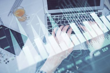 Dizüstü bilgisayar klavyesini ve ön x çizim hologramını yazarken çift pozlama. Üst Manzara. Finans piyasası kavramı.