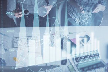 Birlikte çalışan kadın ve erkeğin çifte pozu ve finansal grafik hologramı çizimi. Pazar analizi konsepti. Bilgisayar arkaplanı. Üst Görünüm.