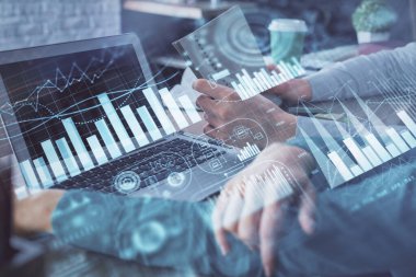 Kadın ve erkeğin birlikte çalıştığı çifte pozlama ve ön plan hologramı. İş konsepti. Bilgisayar arkaplanı.